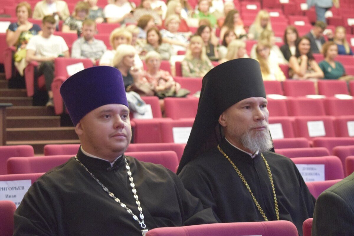 15 июля 2022 года в г. Новокузнецке состоялся торжественный прием  губернатора Кемеровской области Сергея Цивилева в честь Дня металлурга.  Мероприятие посетили епископ Новокузнецкий и Таштагольский Владимир и  секретарь Новокузнецкого епархиального управления иерей Александр  Платицын.