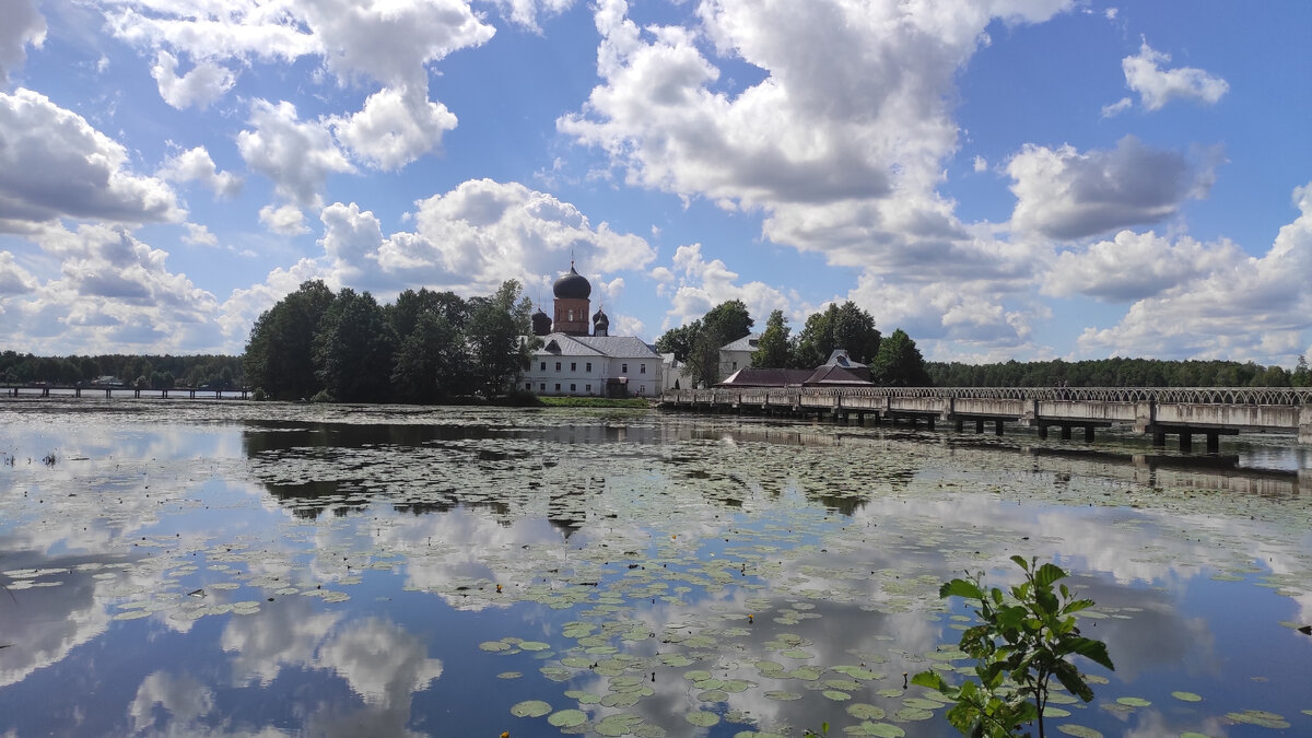 Вид на монастырь