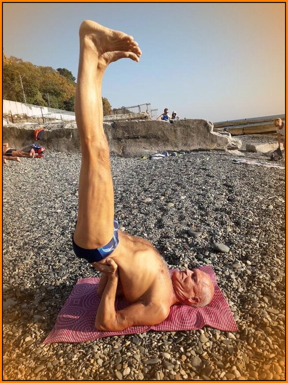 Випарита Корани Мудра самый щадящий метод в перевёрнутых асанах.