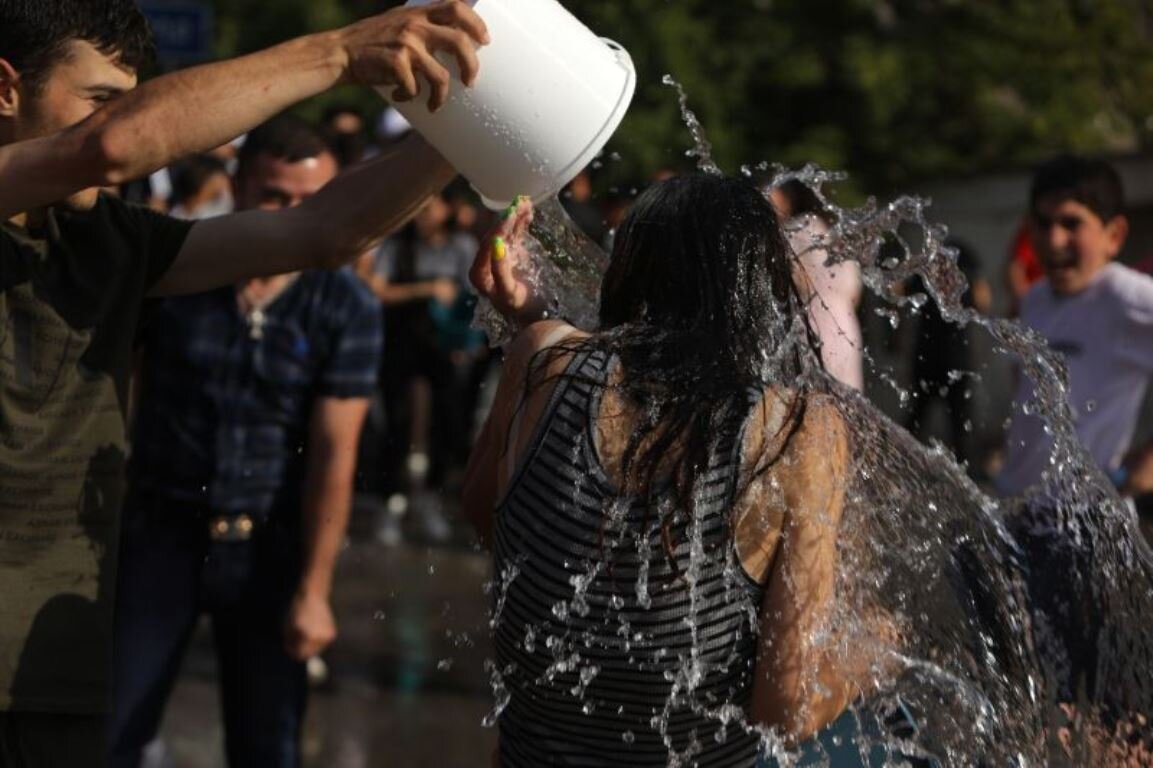 Армянский праздник вардавар 2024. Вартевор праздник в армении. Праздник вардавар. Армянский национальный праздник вардавар. Озеро вардавар в ереване.