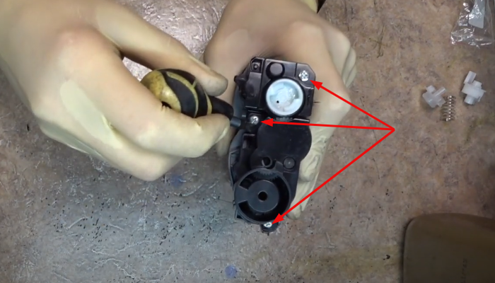 Нужно открутить указанные стрелками винты