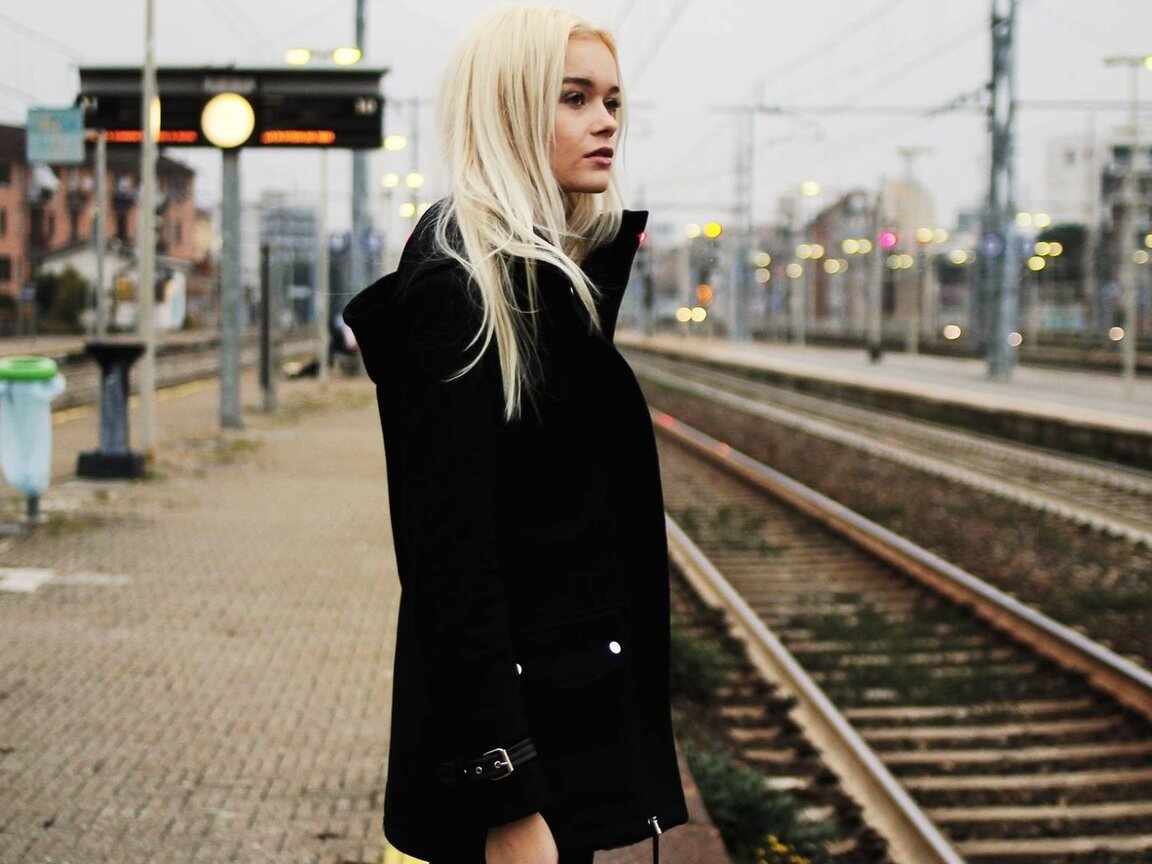 Блондинка в черном пальто черно белое