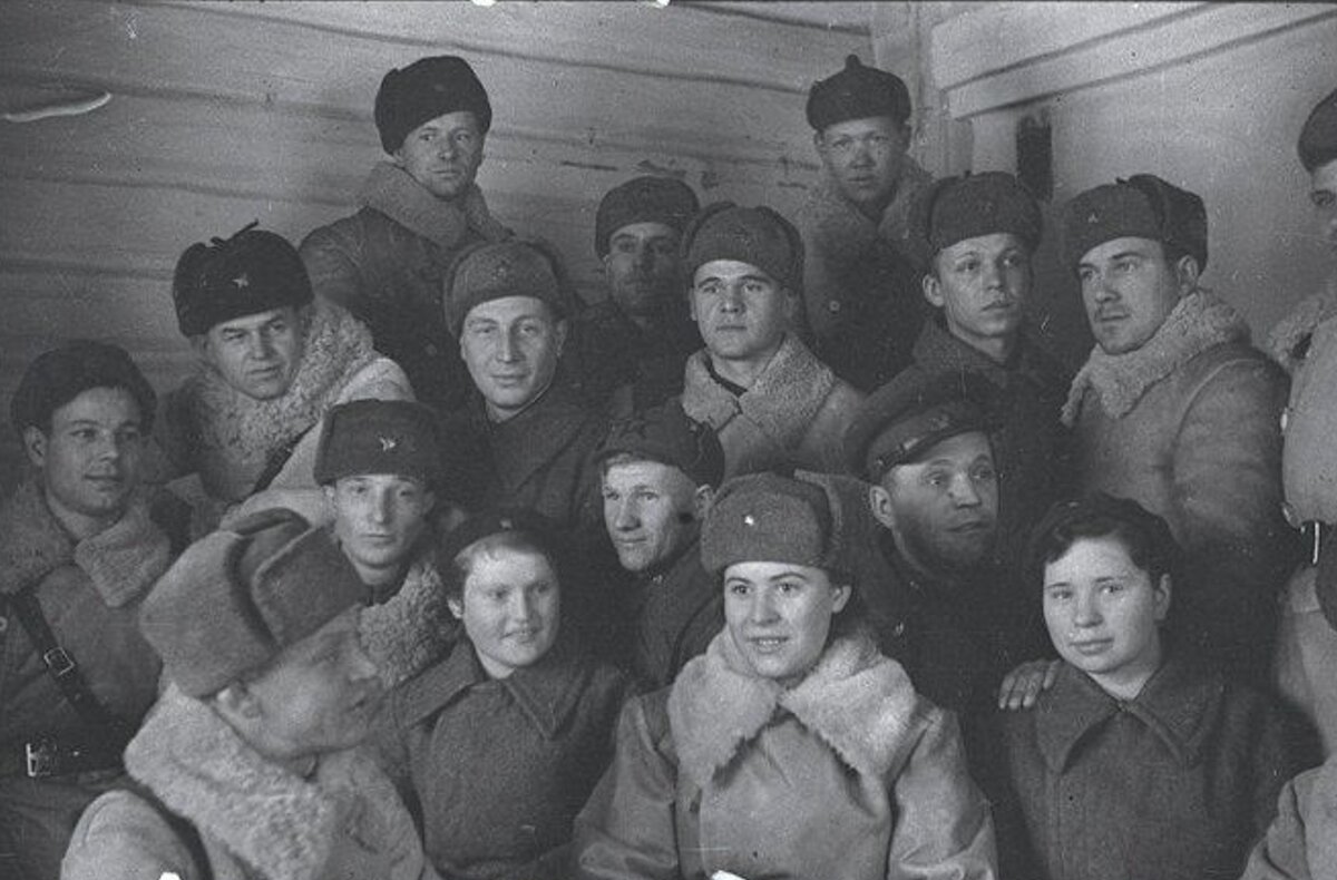 Личный состав ансамбля песни и пляски Н-ской воинской части