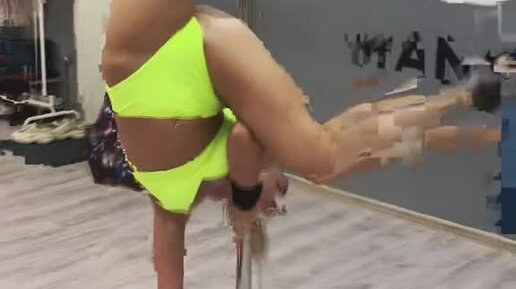 Девушка В Полосатом Платье Танцует Тик Ток фото 25