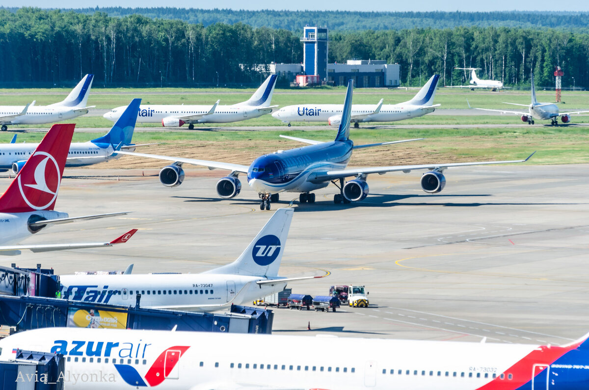 Вид с грузового терминала на перрон аэропорта