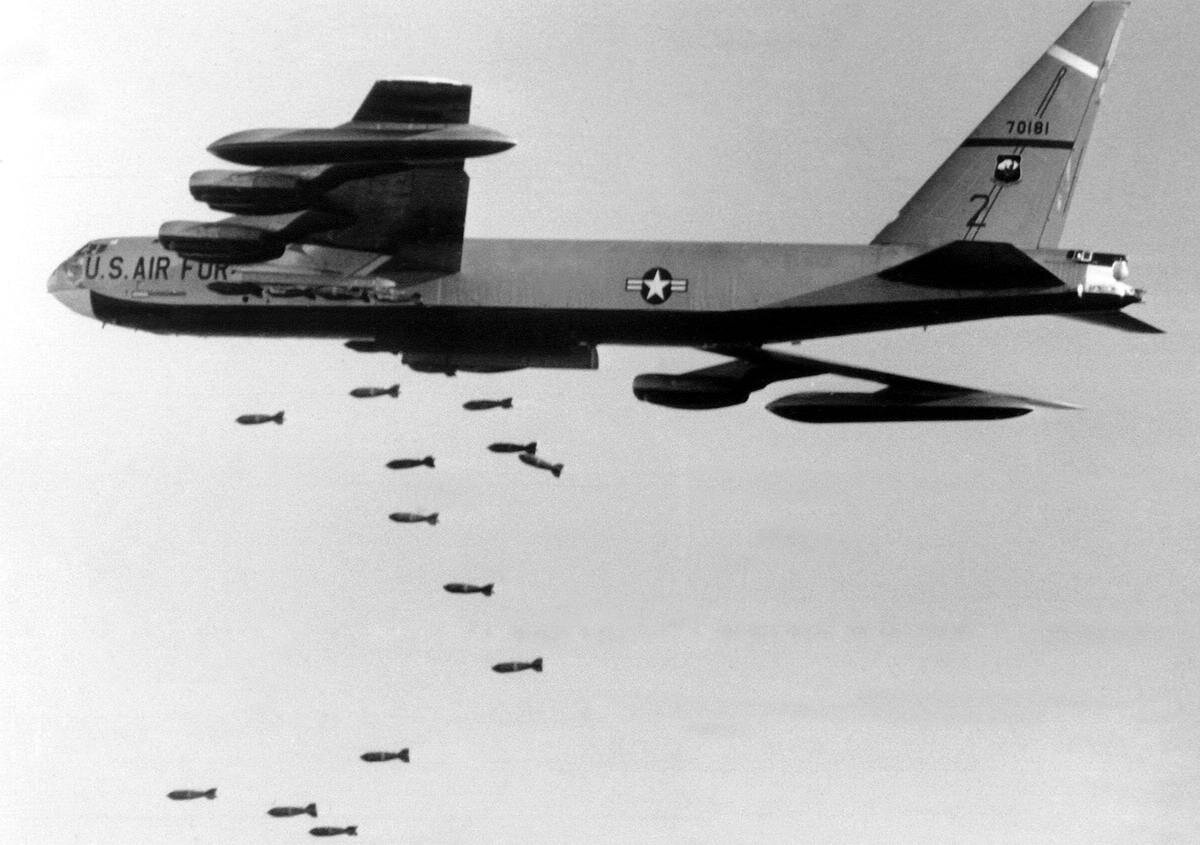B-52 сбрасывает бомбы на позиции войск Северного Вьетнама. Источник: wikipedia.org