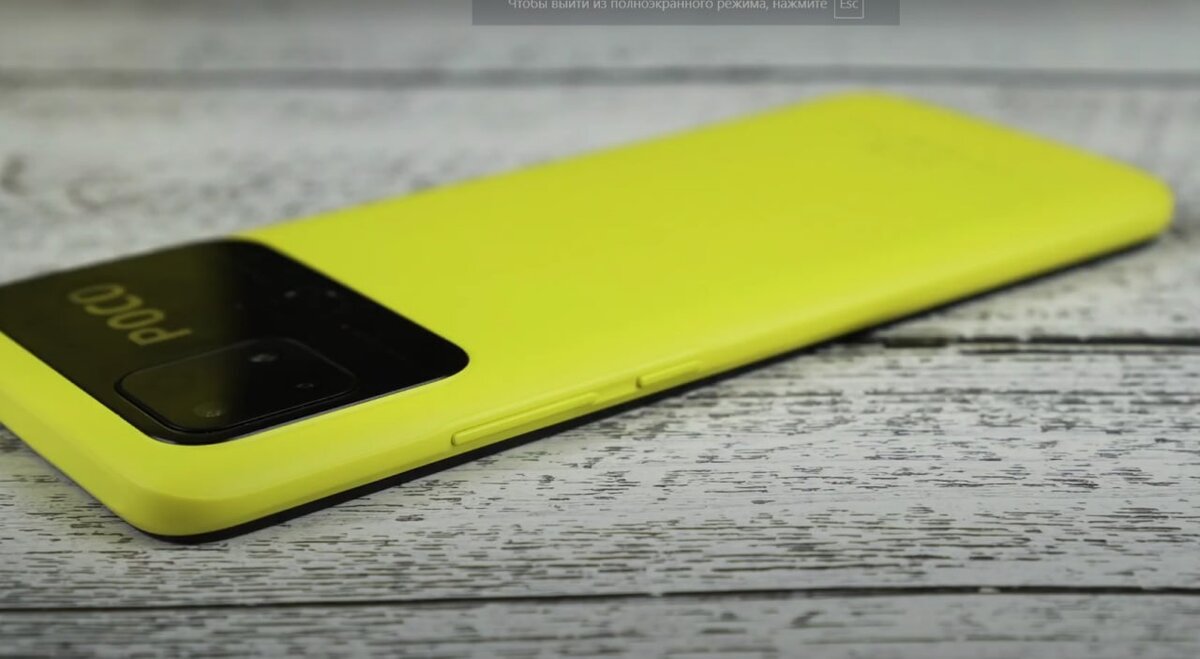    Модуль с камерами практически не выступает, пользоваться смартфоном удобно. Фото: 2Bi Tech / YouTube