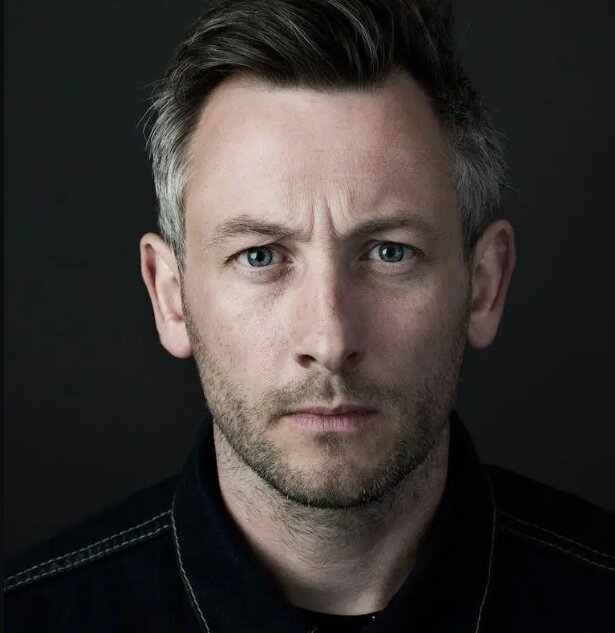 Пронзительный взгляд Питера можно узнать сквозь года