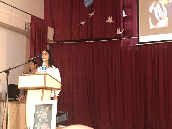 В Степанакертской школе с обучением на русском языке состоялась церемония передачи учебников. Фоторепортаж