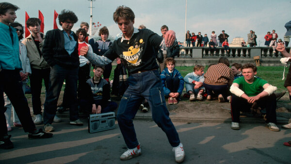 Брейк-данс-батл в парке Горького. Москва, 1988 год. Обложка © Getty Images / Peter Turnley / Corbis / VCG