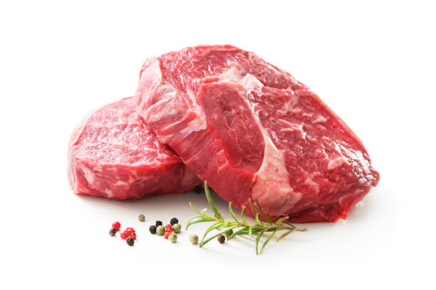 Не стоит размораживать мясо при комнатной температуре или в горячей воде. 8 распространенных ошибок