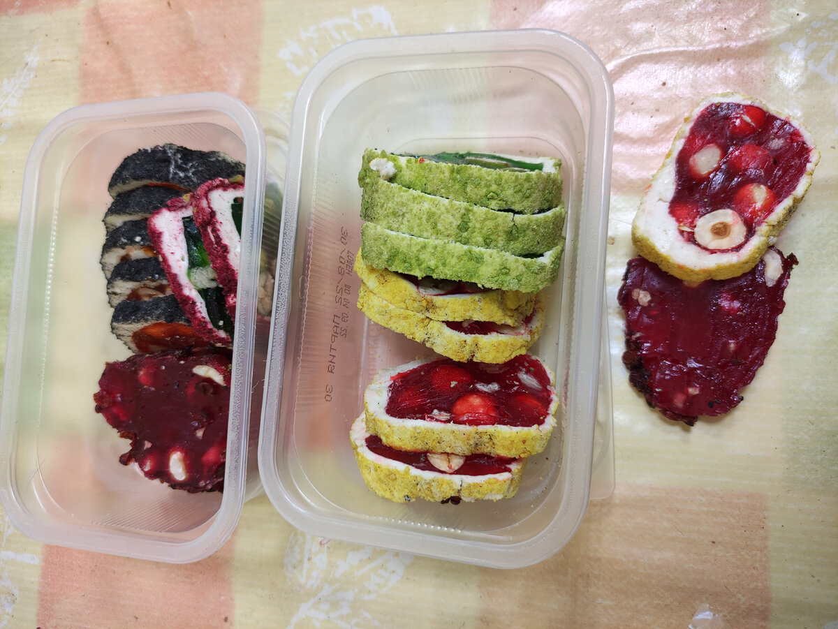 Мои справа 2 кусочка,потом еще один себе положила