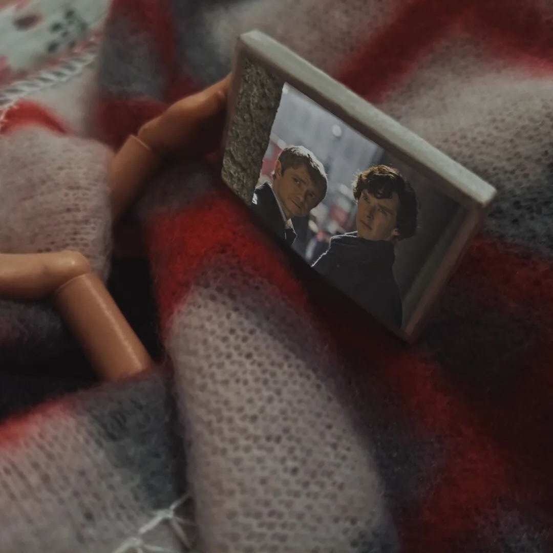 Но зато хотя бы можно без зазрения совести посмотреть новые фильмы или пересмотреть старые, любимые сериалы. Шерлок от BBC для меня стал традиционным осенним сериалом для просмотра, поднимающий настроение. 