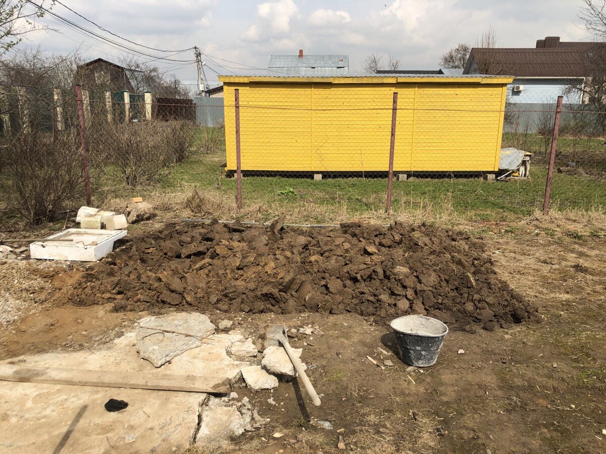 Вид грунта после вскапывания. Пока невзрачно, но лучше чем было до этого.