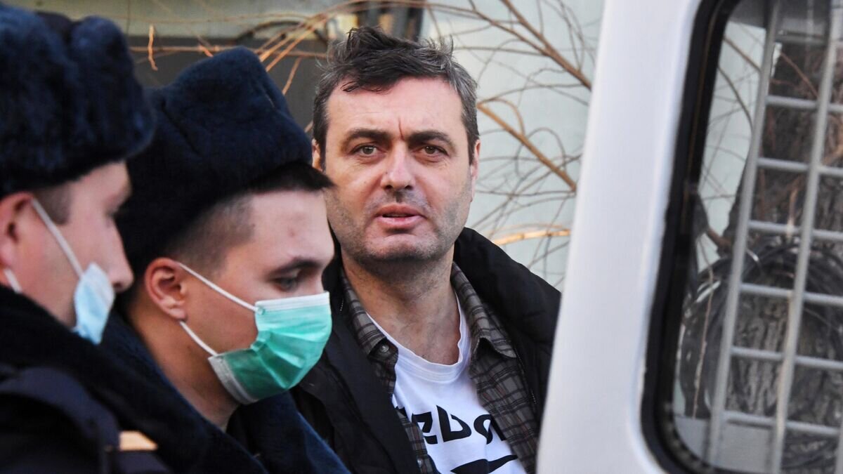    Депутат Заксобрания Приморья Артем Самсонов, подозреваемый в развращении ребенка, после заседания в Фрунзенском районном суде Владивостока© РИА Новости / Виталий Аньков