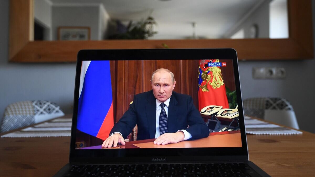    Трансляция срочного обращения президента РФ Владимира Путина к россиянам© РИА Новости / Александр Кряжев