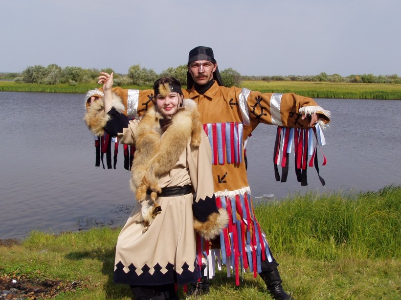 Селькупские мужчина и женщины в традиционной одежде. Источник фото: https://travelask.ru/