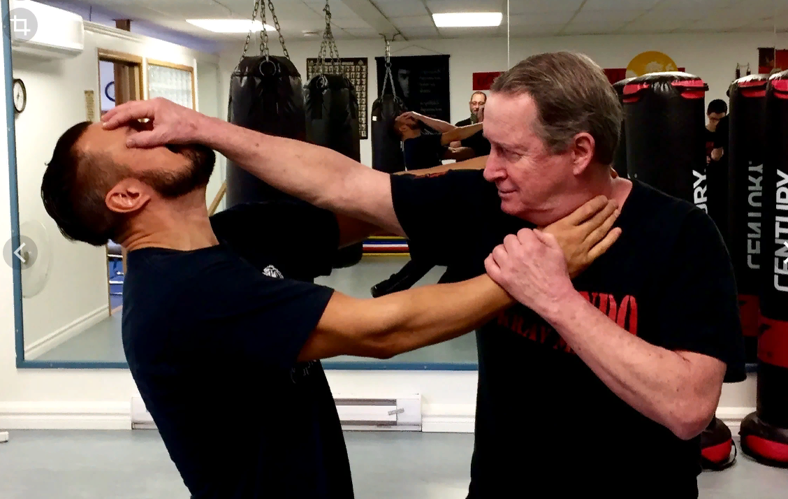 Какой спорт лучший для самообороны. Основатель крав мага. Эйяль Янилов крав мага. Крав мага пояса. Прямой удар рукой крав мага.