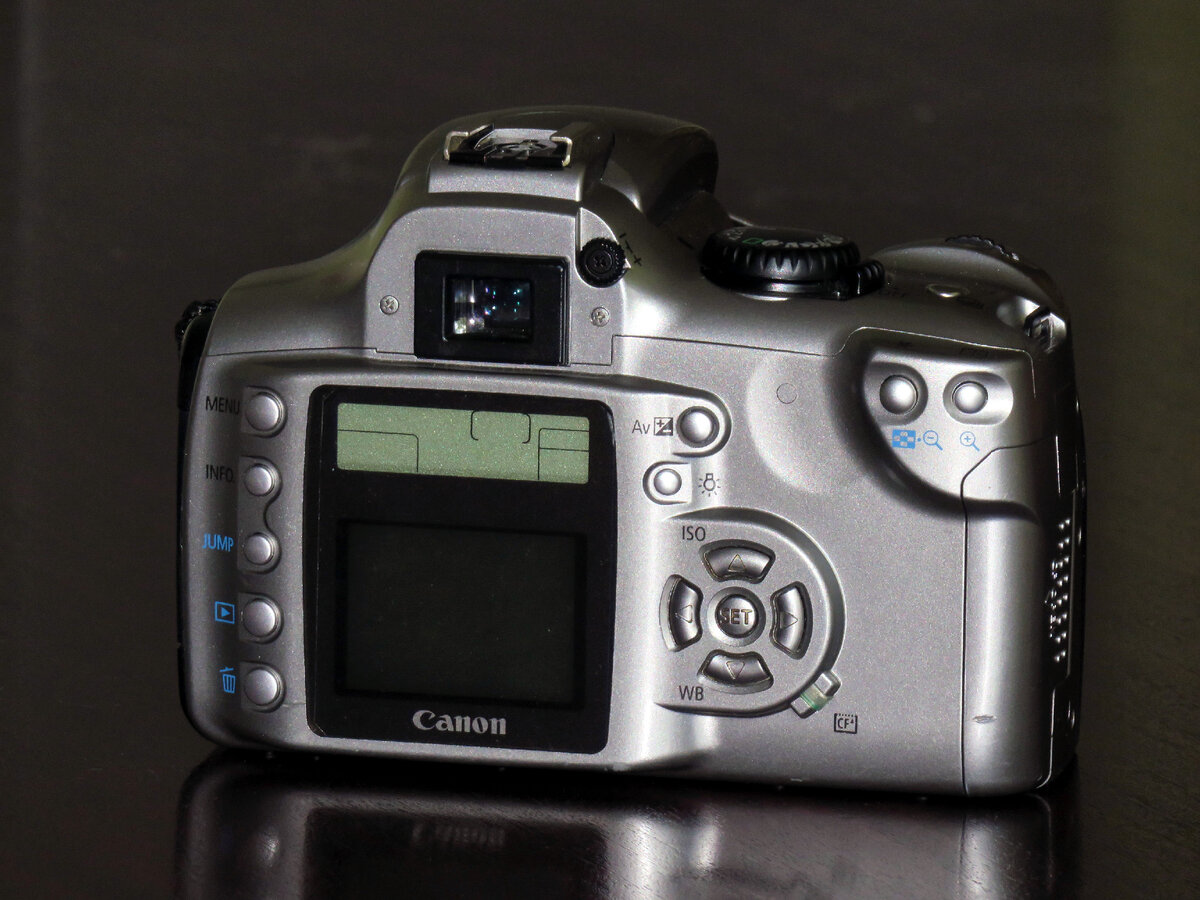 Canon EOS Kiss Digital с объективом Canon EF 28-90 мм