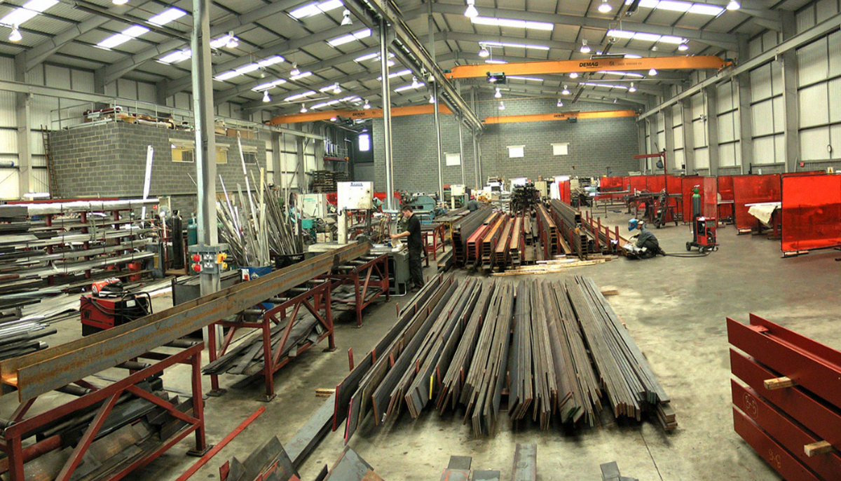 Одним из самых недорогих методов строительства, который обеспечивает надежность и безопасность, является возведение сооружений из металлоконструкций.-5