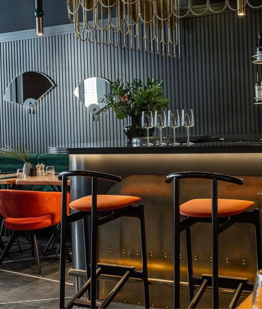Барные стулья Hans с мягким сиденьем. Ресторан: SHELEST BAR. Дизайнер интерьера: Ксения Ерлакова