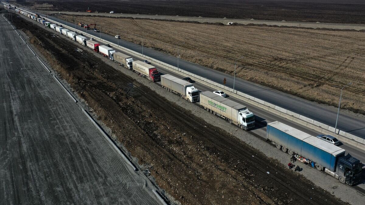    Большегрузные автомобили, скопившиеся на магистрали в республике Северная Осетия© РИА Новости / Денис Абрамов