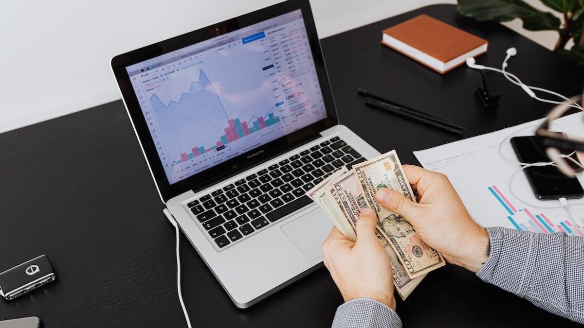    Ноутбук и доллары:pexels.com / Karolina Grabowska