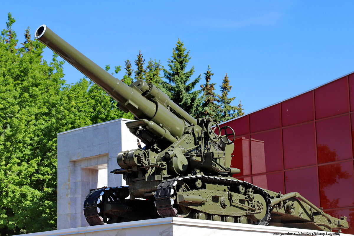 Масса орудия в боевом положении - 17,7 т; масса ОФС - 100 кг, дальность стрельбы - 18 км; скорострельность 0,5 выстр/мин; расчет - 15 чел.