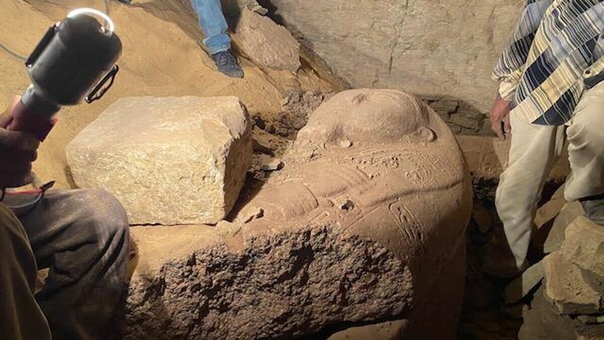    Саркофаг из розового гранита, обнаруженный недалеко от Каира, Египет© Фото : Professor Ola El Aguizy