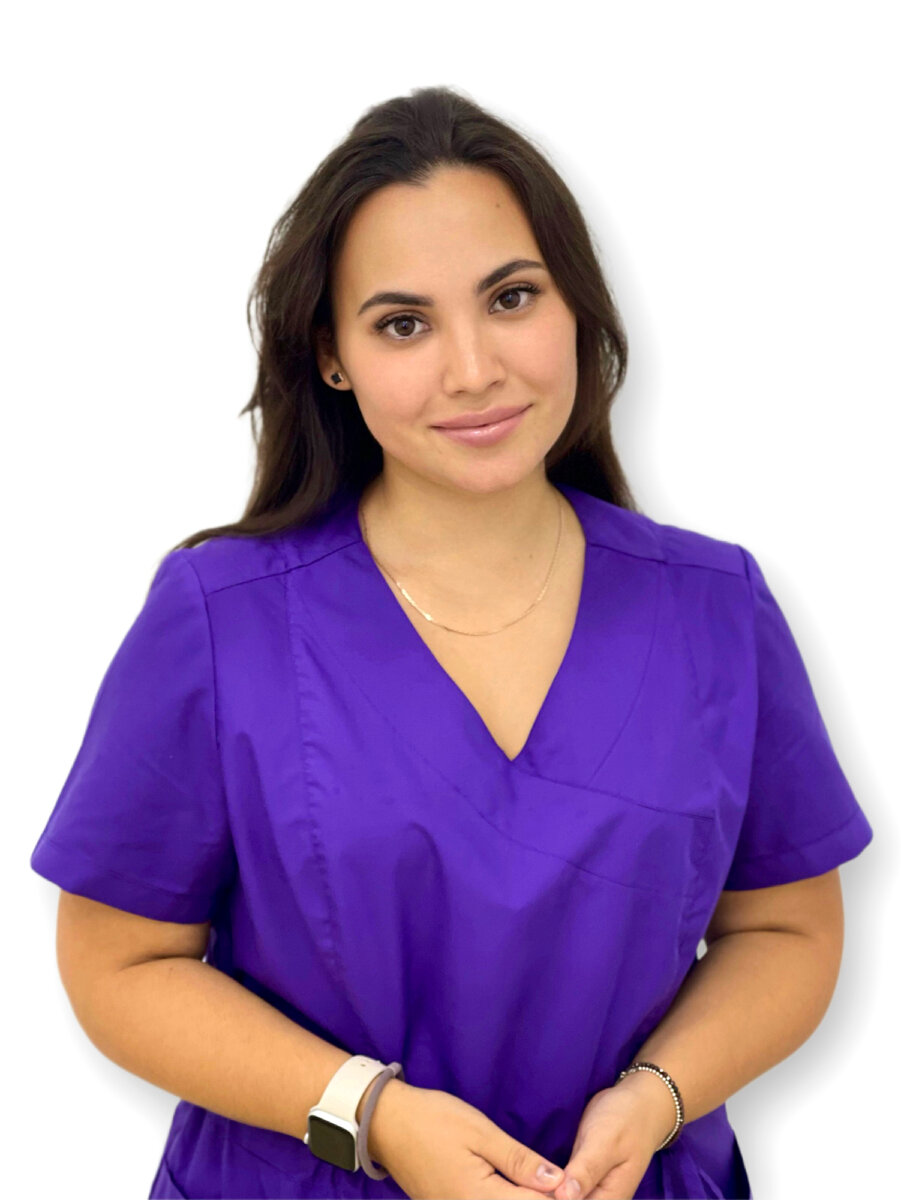 👩🏻‍⚕️Хасанова Дилара Дилюсовна 
Врач-педиатр, врач-аллерголог 

ТОП 5️⃣ вопросов педиатру 

1️⃣Опасен ли кашель для грудничков?
Любое заболевание у детей требует консультации педиатра, при кашле доктор обязательно послушает легкие, чтобы исключить бронхит и пневмонию, назначит допустимые для конкретного ребенка препараты, облегчающие отхождение слизи и уменьшающие кашель.

2️⃣Нормально ли, что ребенок срыгивает после кормления?
Многие младенцы срыгивают, в этом нет ничего страшного. Чаще всего это происходит из-за того, что во время кормления ребенок заглатывает воздух. Поэтому рекомендуют после кормления подержать ребенка вертикально «столбиком», чтобы лишний воздух вышел.
Но если ребенок постоянно срыгивает обильно фонтаном, нужно обязательно обратиться к врачу.

3️⃣В каком возрасте можно отказаться от подгузников и приучить ребенка к горшку?
Дело в том, что нет определенного срока, когда ребенок по щелчку начнет контролировать мочеиспускание. Физиологически ребенок способен осознанно контролировать себя в 24-36 месяцев, поэтому  уверенность старшего поколения в том, что ребенка можно с полугода приучать к горшку, глубоко ошибочно. Не стоит торопить события и создавать себе дополнительную работу.

4️⃣Нужно ли сбивать температуру?
Жар — это естественное явление при инфекционных заболеваниях. Некоторые родители боятся его, как огня, пытаясь сбить температуру любым способом. Наоборот, если градусник показывает меньше 38°С, это значит, что организм активно борется с болезнью. Но в случае сильной лихорадке лучше дать жаропонижающее, но  в любом случае необходимо вызвать врача, который осмотрит ребенка, поставит диагноз и назначит лечение.

5️⃣Правда ли, что детей надо одевать теплее, чем взрослых?
Нет, совсем маленького ребенка надо одевать, как и взрослого человека, но с учетом того, что малыш будет лежать всю прогулку, почти не двигаясь, или вовсе спать. Без движения организм не так интенсивно вырабатывает тепло, а во сне выше теплопотери. Если же речь идет о ребенке, который будет активно двигаться, то одевать его надо точно так же, как взрослых.

При перекутывании может развиться потница — раздражение кожи от пота, тепловое истощение — не угрожающее жизни состояние недомогания и слабости, и даже тепловой удар — состояние, требующее немедленной помощи.

✍️Записаться на приём можно самостоятельно, перейдя по ссылке 👉🏻 https://med.ax/EuP1e

Либо по телефонам: 
☎️8 (86141) 5-83-83
☎️8(918) 055-19-70
☎️8(86141)3-60-63
☎️8(938)-505-60-63

Адрес: г. Геленджик, ул. Островского 101
ВАШЕ ЗДОРОВЬЕ В НАДЕЖНЫХ РУКАХ🙌