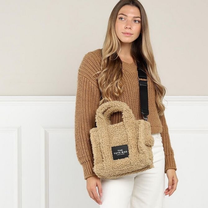 Меховая сумка – модный зимний аксессуар