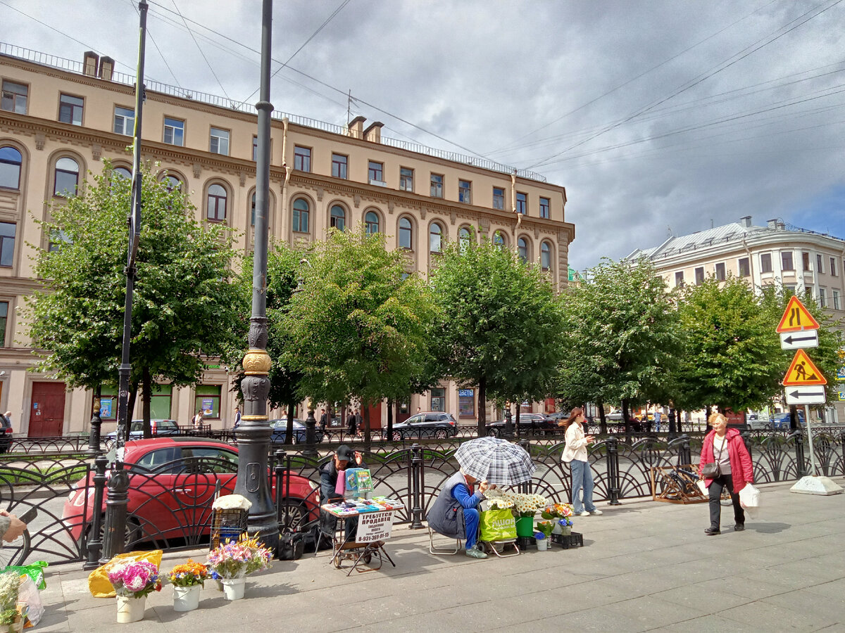 Бабушки у метро Чернышевская. Фото автора