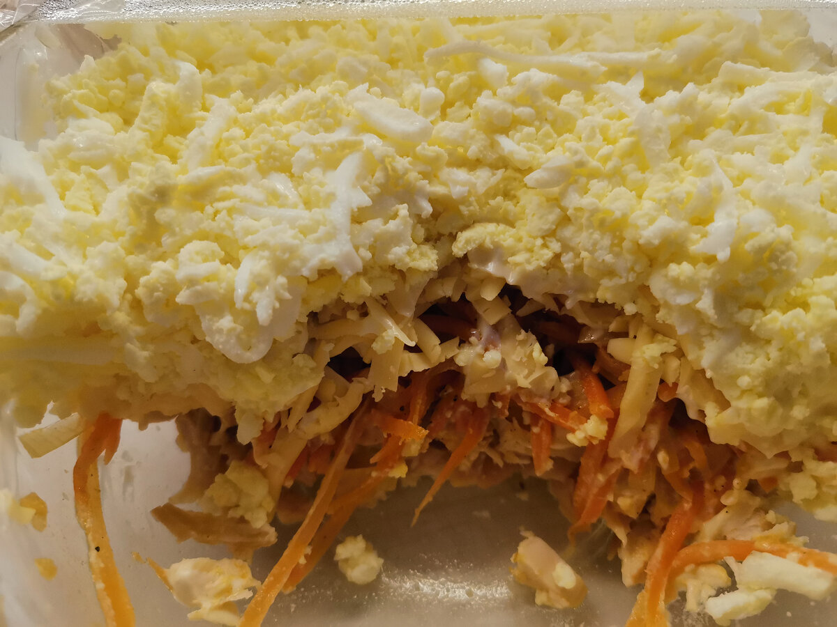 Морковь нужно резать, длинная в слоёном салате вообще не удобна, когда берешь она тянется и получается где-то густо, где-то пусто. 