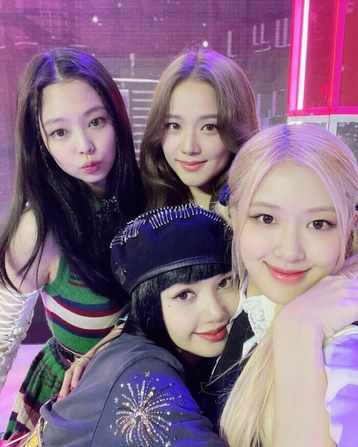    @roses_are_rosie