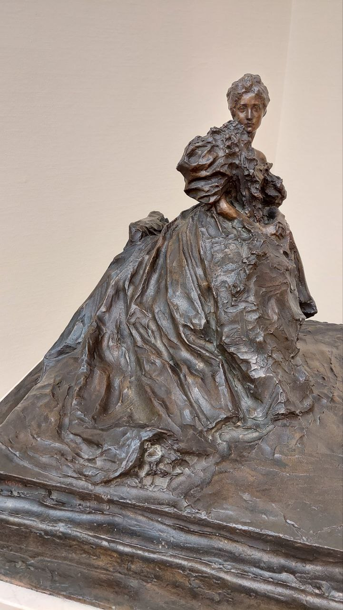 "После бала" или "Сидящая дама" (госпожа Хернхаймер), 1897 г., бронза. Тут  и далее фото из личного архива автора заметки, 2022г.