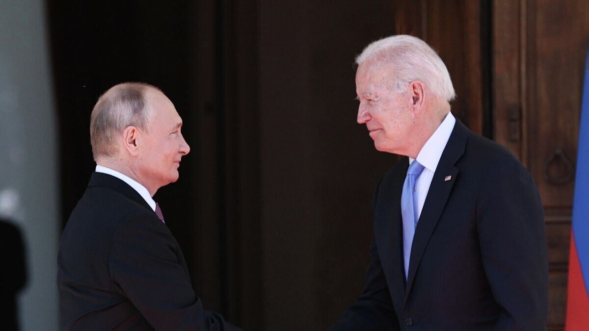    Президент РФ Владимир Путин и президент США Джо Байден во время встречи в Женеве на вилле Ла Гранж© РИА Новости / POOL