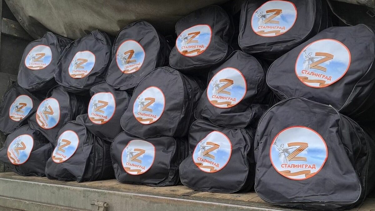     Очередные фуры с гуманитарным грузом и экипировкой отправились сегодня в зону спецоперации. В новой партии преобладают зимние вещи.