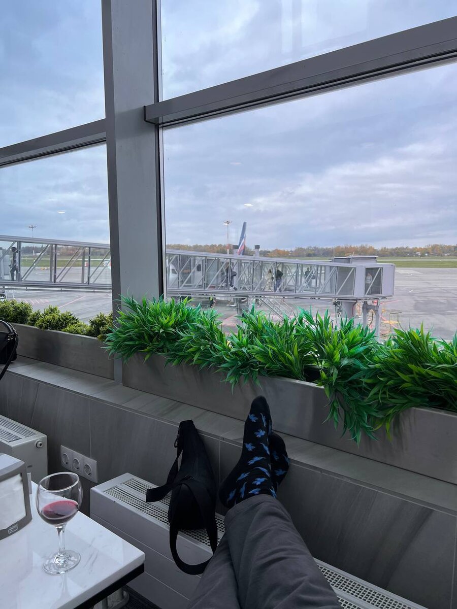 Вид на взлетную полосу с любого места зала.