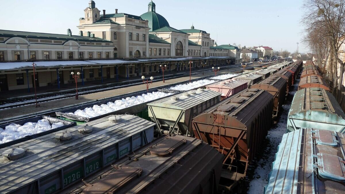    Железнодорожный вокзал в Ивано-Франковске© РИА Новости / Игорь Маслов