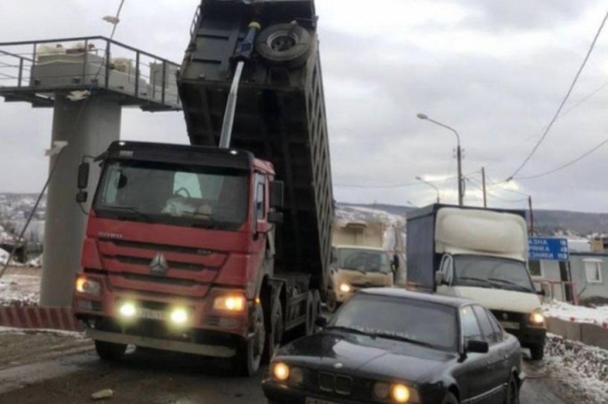    На Чусовском мосту образовалась большая пробка из-за ДТП с грузовиком