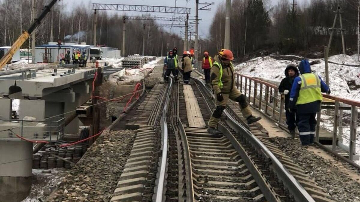    На месте происшествия в Перми, в котором грузовой автомобиль совершил столкновение с пролетом железнодорожного путепровода© Фото : Уральская транспортная прокуратура