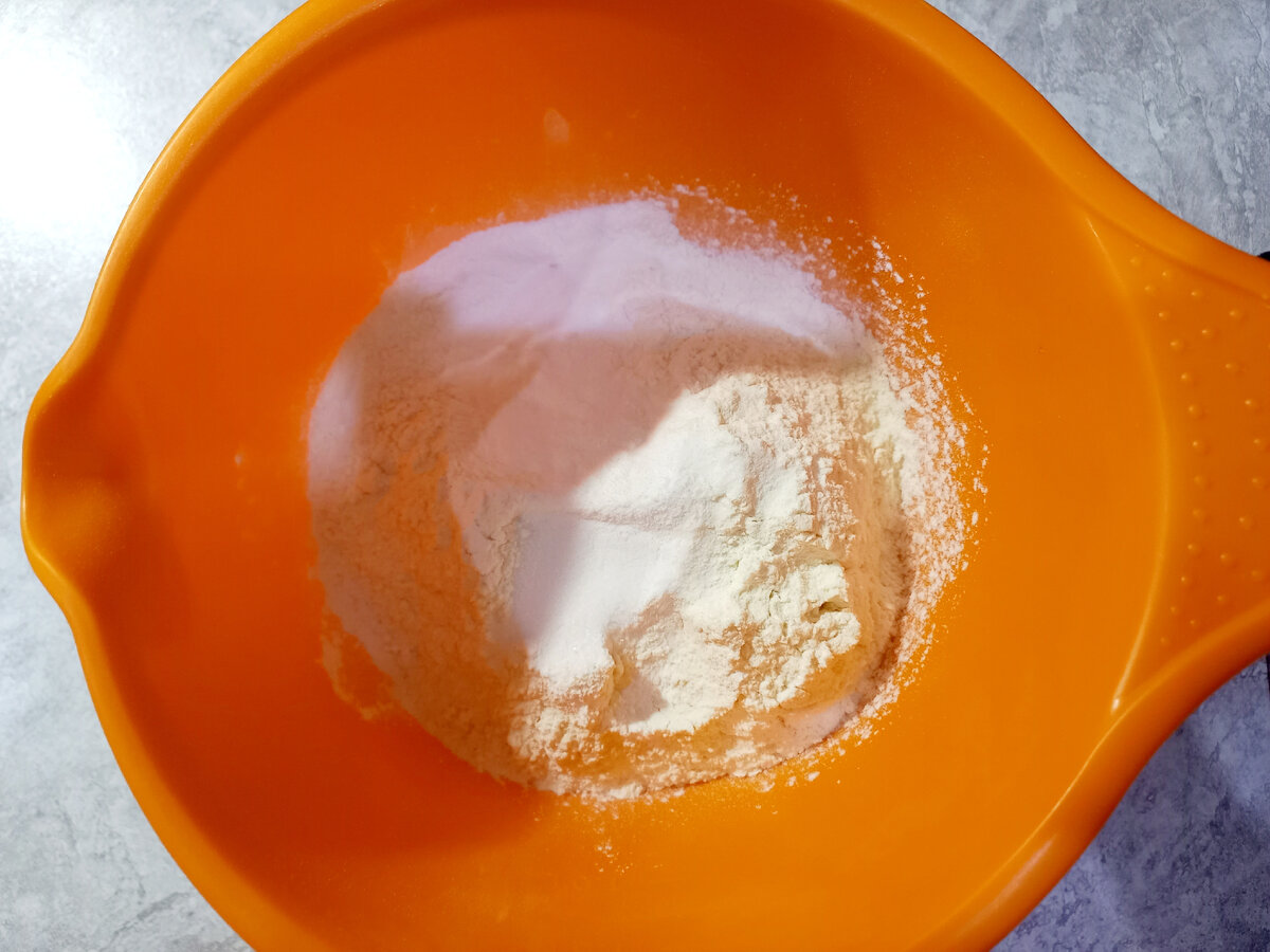 В отдельной миске смешать муку и разрыхлитель.