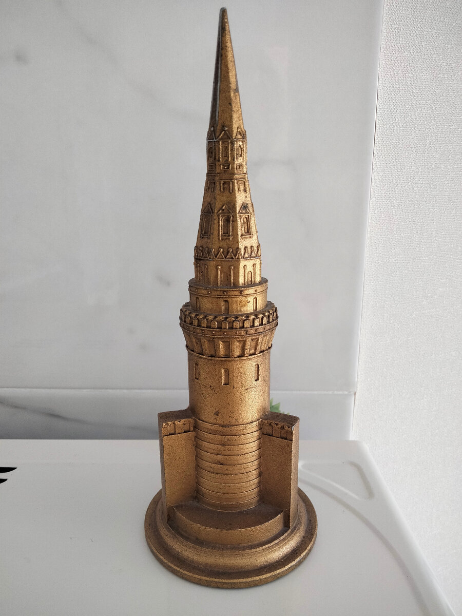 Сверху была красная звезда, в детстве я откусила)))