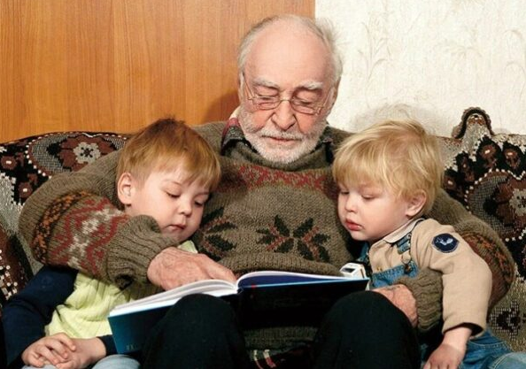 С внуками он был счастлив