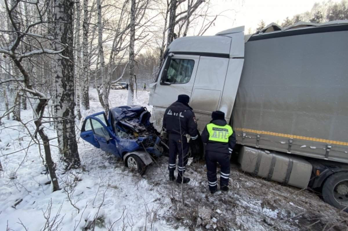    Водитель LADA погиб в массовой аварии с фурой на Тюменском тракте