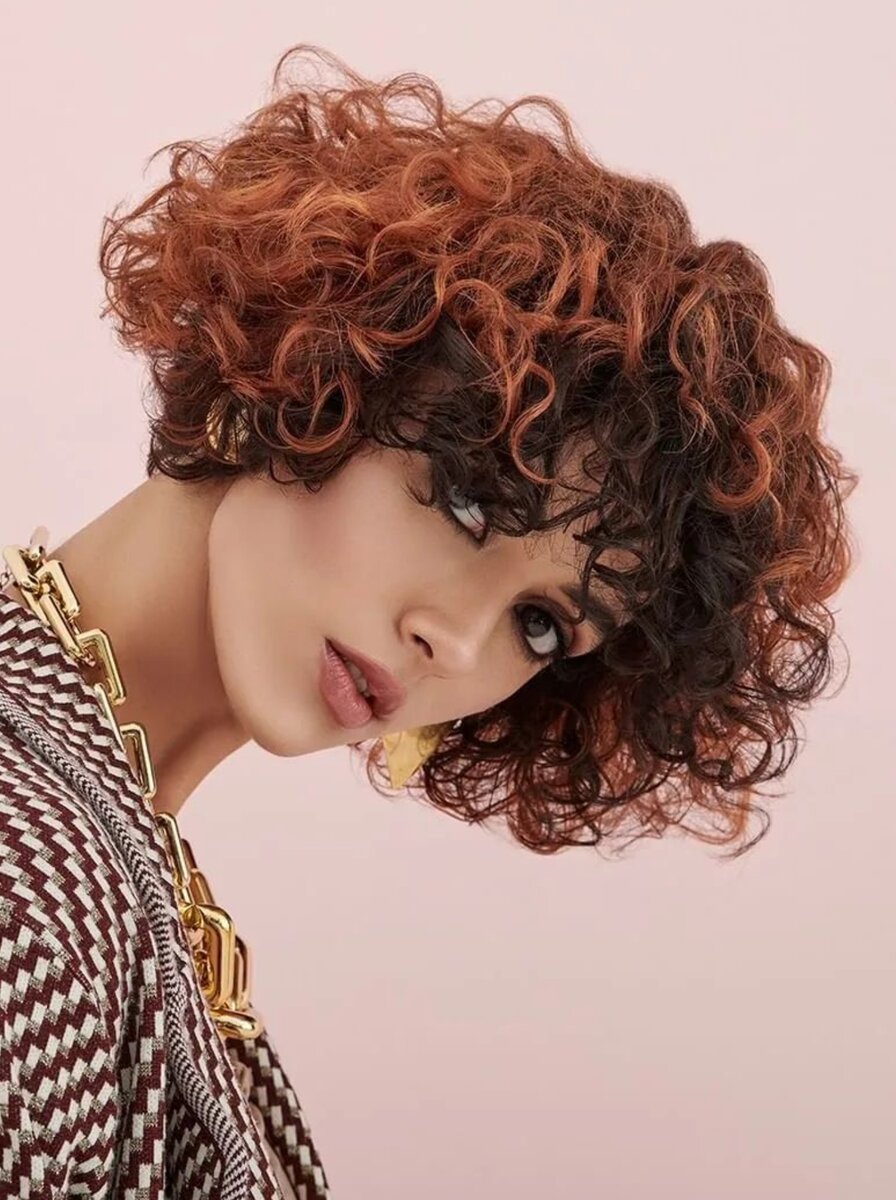 Кому-то повезло с такими красивыми локонами,  их можно красиво уложить колцами,  вытянуть. Многие хотят сейчас вновь себе кудряшки,  а те кто их носит,  мечтают о прямых волосах.