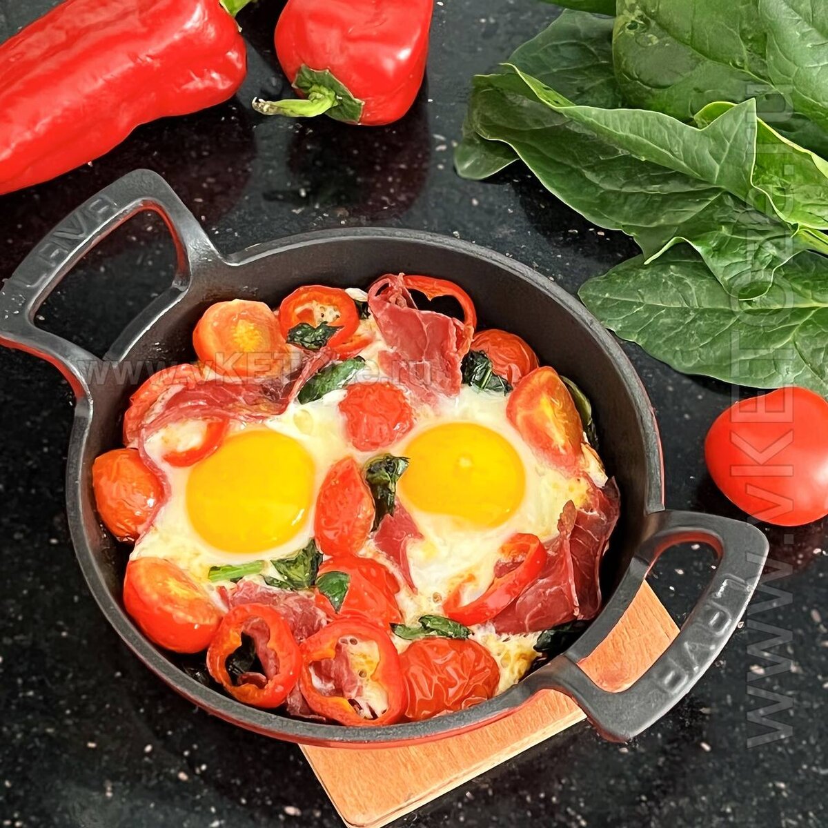 Шакшука с овощами и беконом 🍳🍅 | VKETOZE | КЕТО-МЕНЮ и рецепты | Дзен