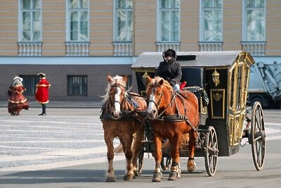    Карета, запряженная лошадьми, на Дворцовой площади в Санкт-Петербурге ©Алексей Даничев РИА Новости