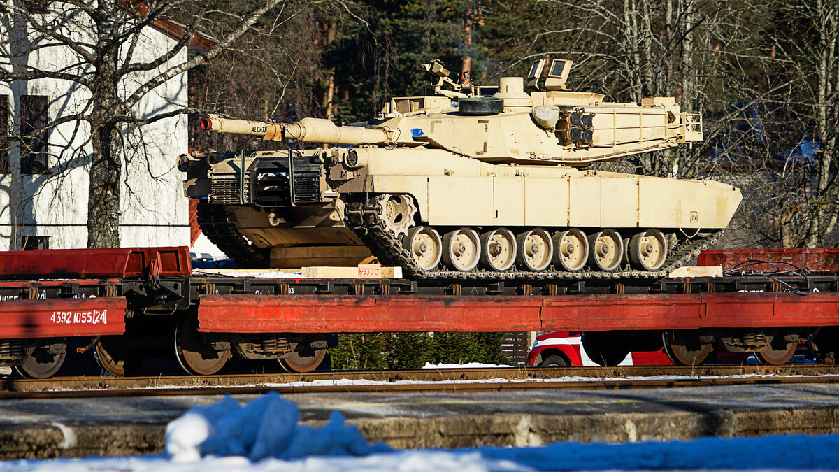 Американский танк ABRAMS на железнодорожной платформе в Гаркалне // Sputnik
