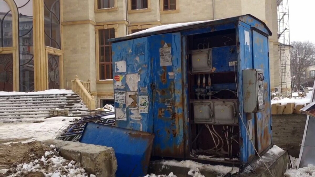     Управляющие компании (УК), обслуживающие многоквартирные дома в Махачкале, пожаловались на мэрию города из-за отказа помогать в восстановлении света. Об этом рассказал представитель одной из УК.